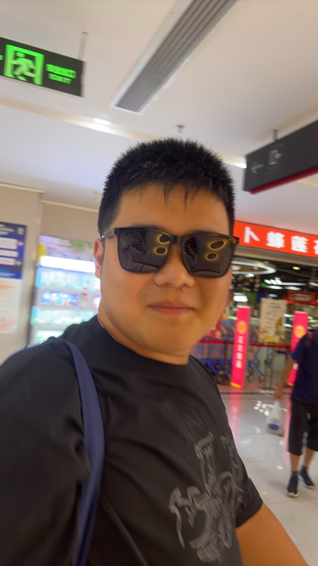 烤肉店楼下墨镜大哥（不是）