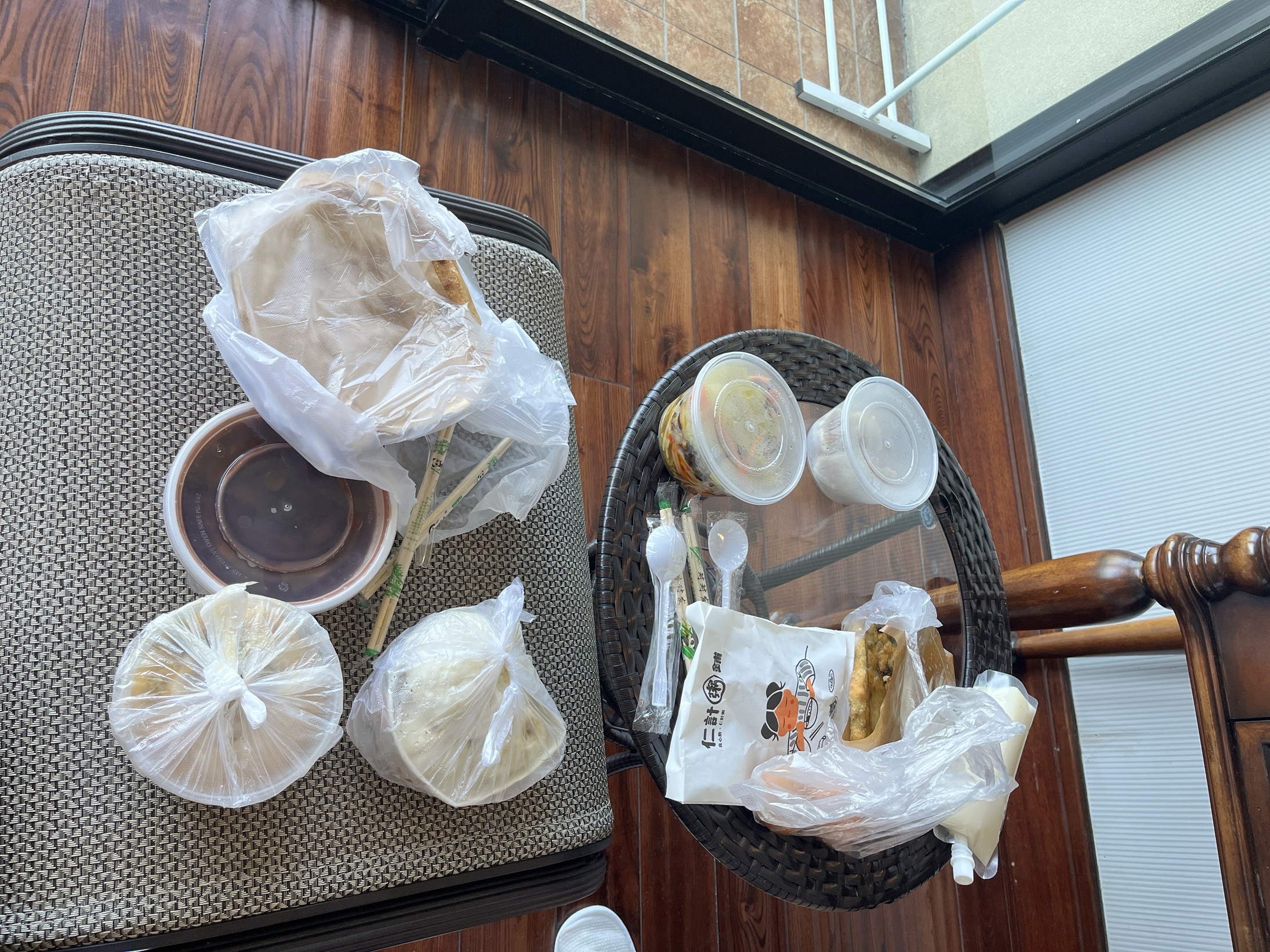 两份基本不重复的早餐，我俩一半都没吃了