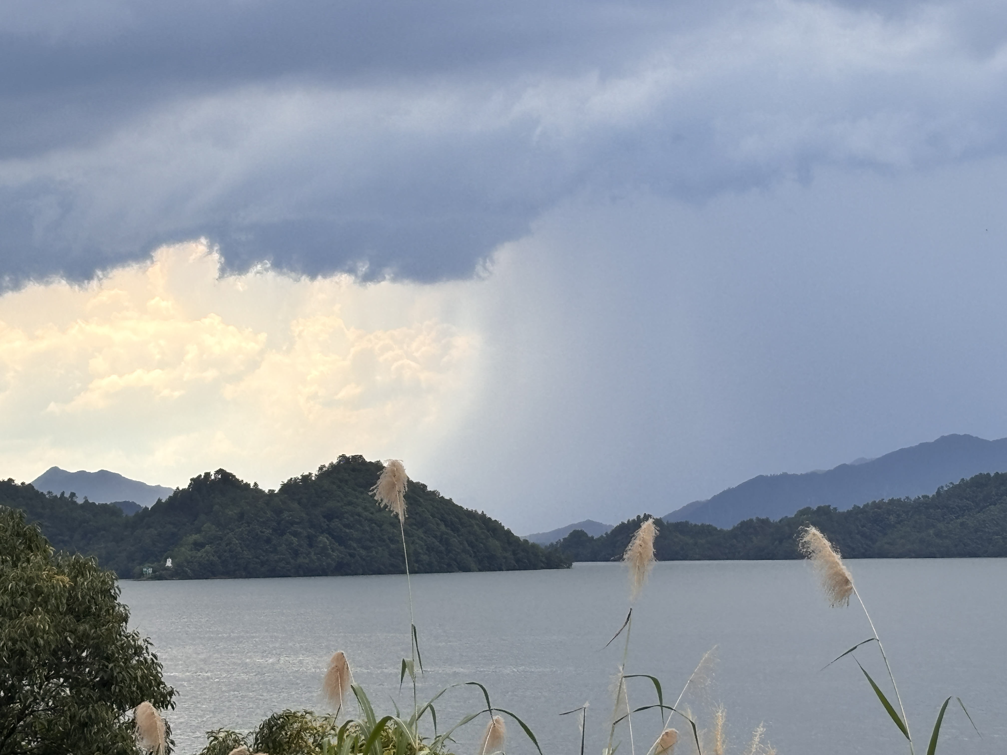 雨中千岛湖，摄于上江埠观景台